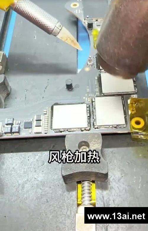 苹果 MacBook 笔记本主板硬盘打洞损坏维修