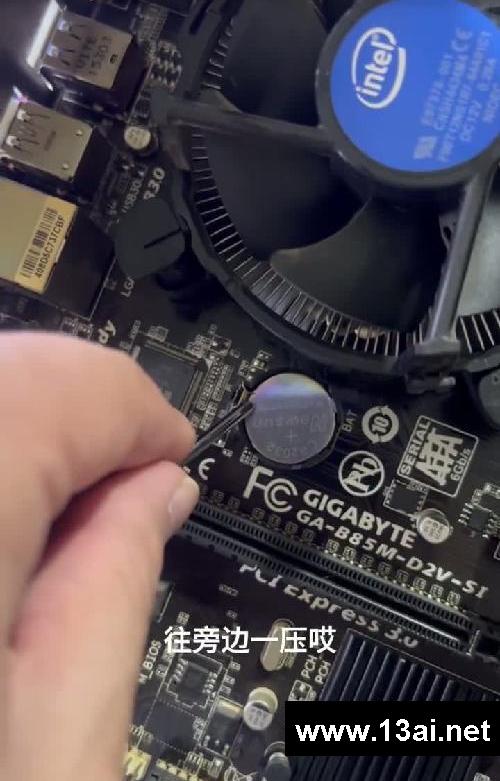 电脑主机运行 显示器不亮 教你不花钱修好它